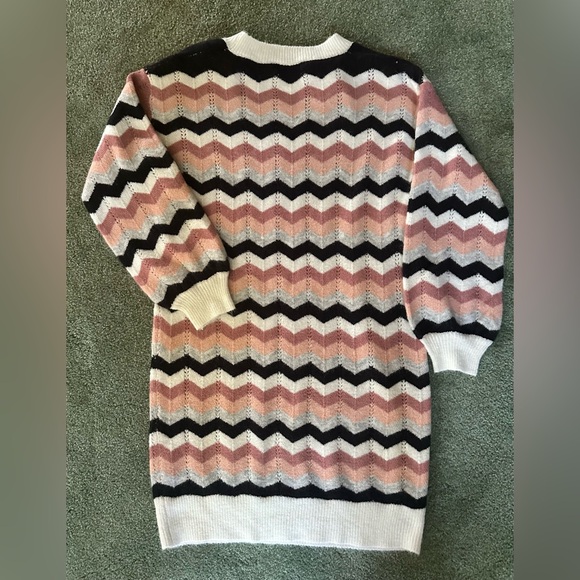 Pink Lily Women’s Long Sweater or Dress in chevron pattern. Size Small - Picture 3 of 7